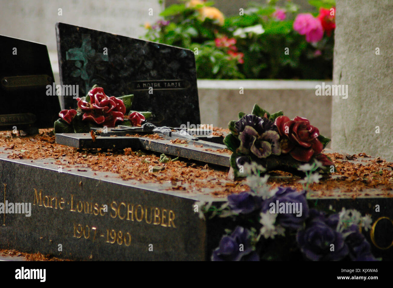 Tumba de Marie Louise Schouber con cruz y ramos de rosas en el cementerio de Père Lachaise, París, Francia Foto de stock