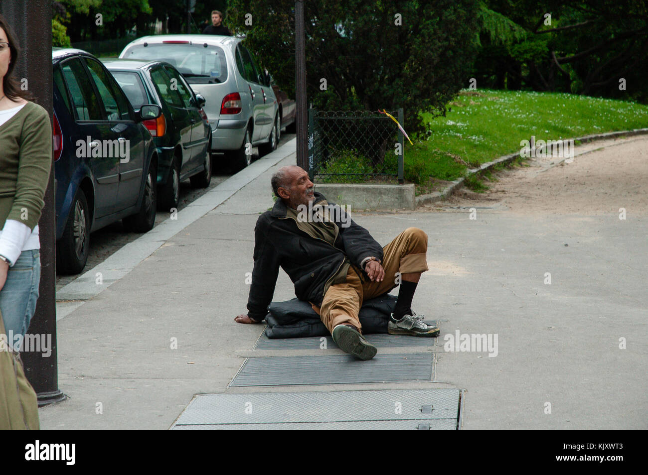 Mendigo en la calle pidiendo dinero fotografías e imágenes de alta  resolución - Alamy