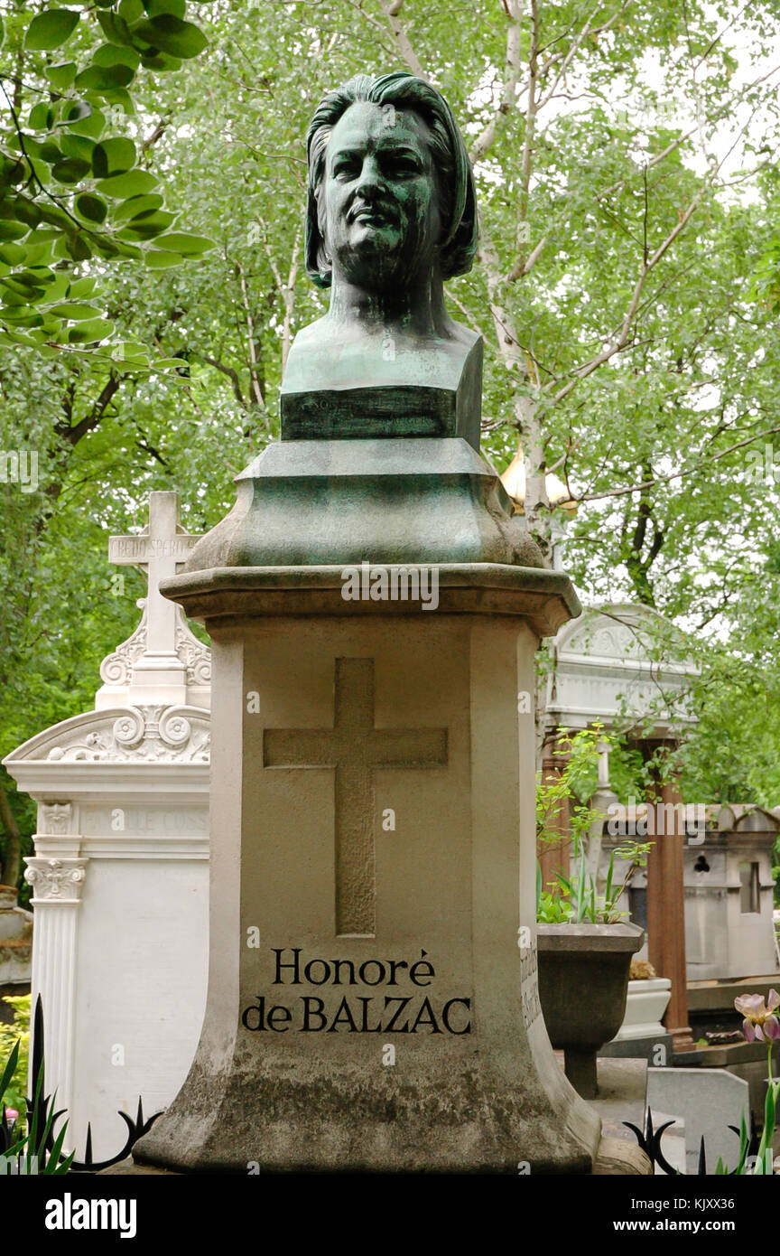 Novelista y dramaturgo francés Honoré de Balzac el busto y la tumba en el cementerio de Père Lachaise en París, Francia Foto de stock