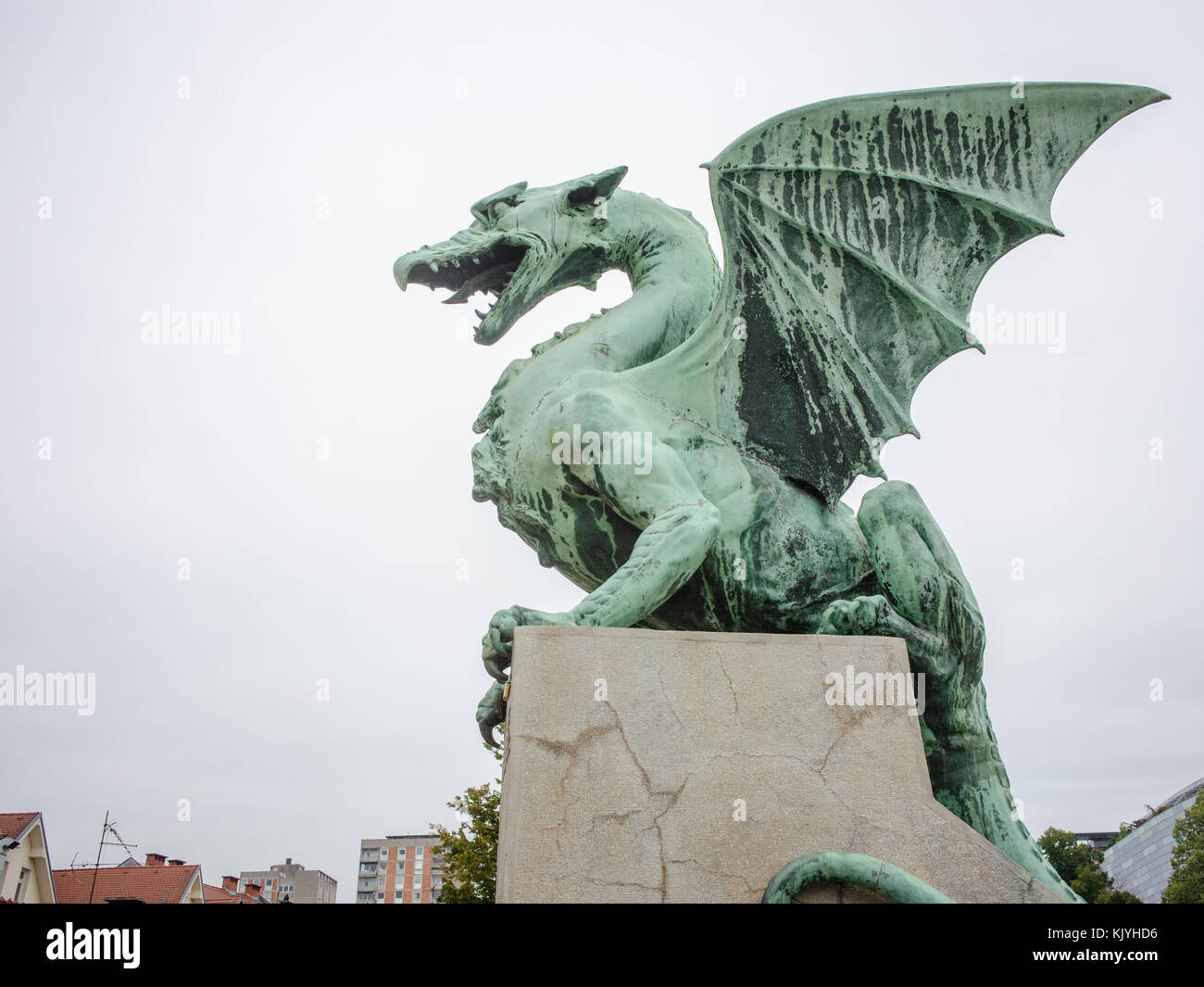 Dragón en Puente Dragón en el casco antiguo de la ciudad de Ljubljana Ljubljana, data del siglo XII y es la capital de Eslovenia. Foto de stock