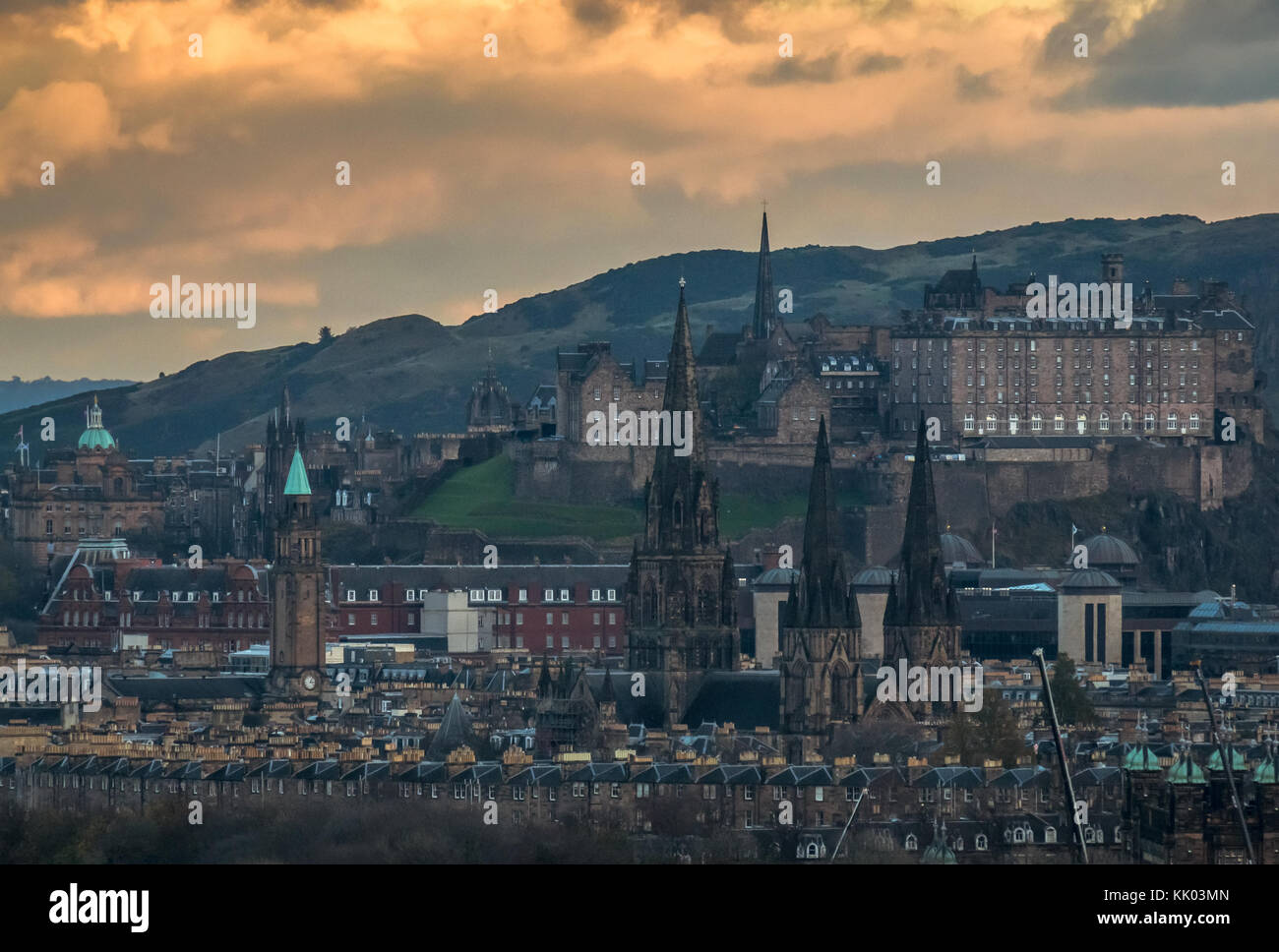 Vista del horizonte de Edimburgo con edificios de cemento, agujas de la Catedral de St Mary, piedra del Castillo de Edimburgo y asiento de Arthur al atardecer, Escocia, Reino Unido Foto de stock