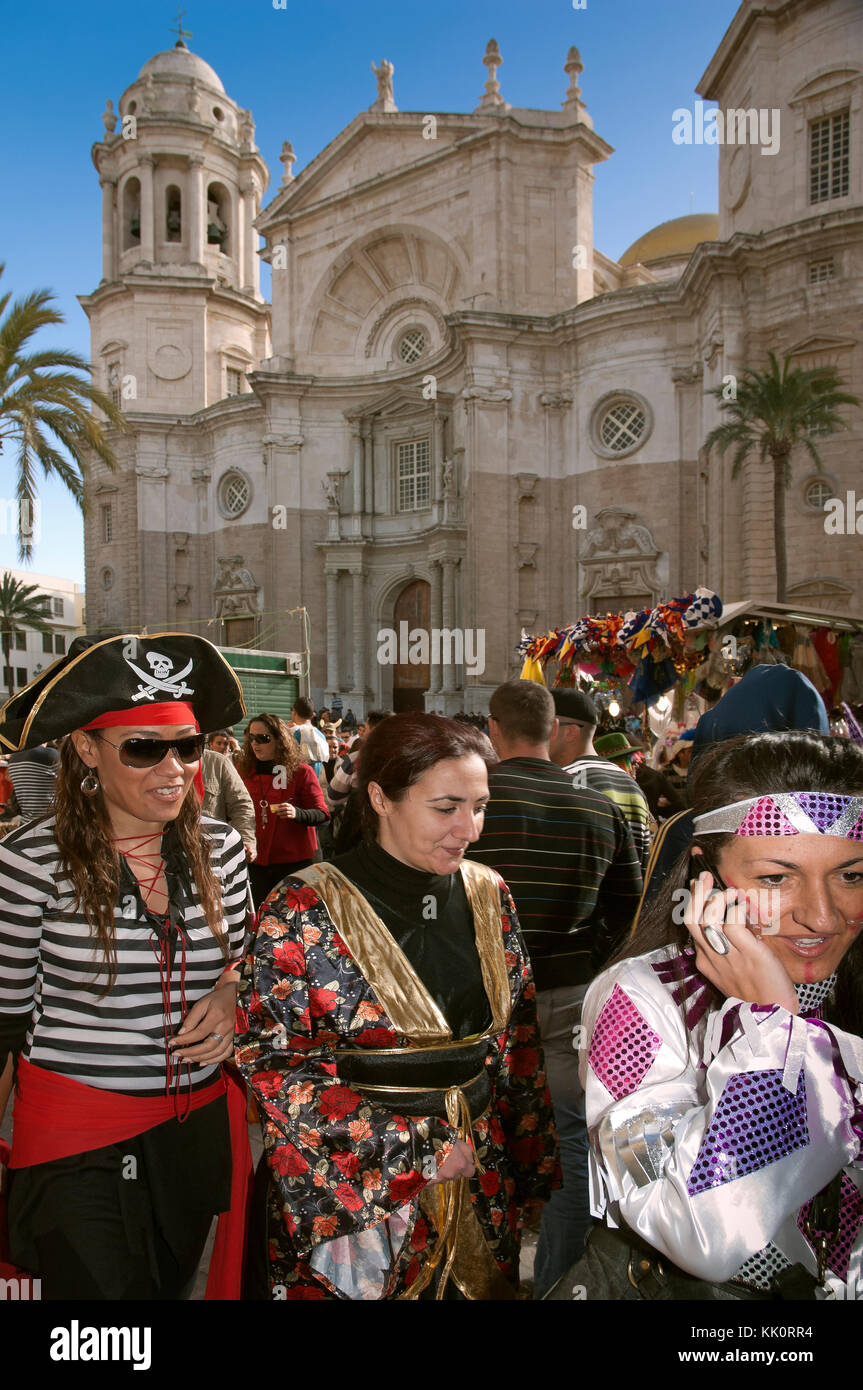 El carnaval, la catedral y el grupo de amigos en disfraz, Cádiz, región de Andalucía, España, Europa Foto de stock