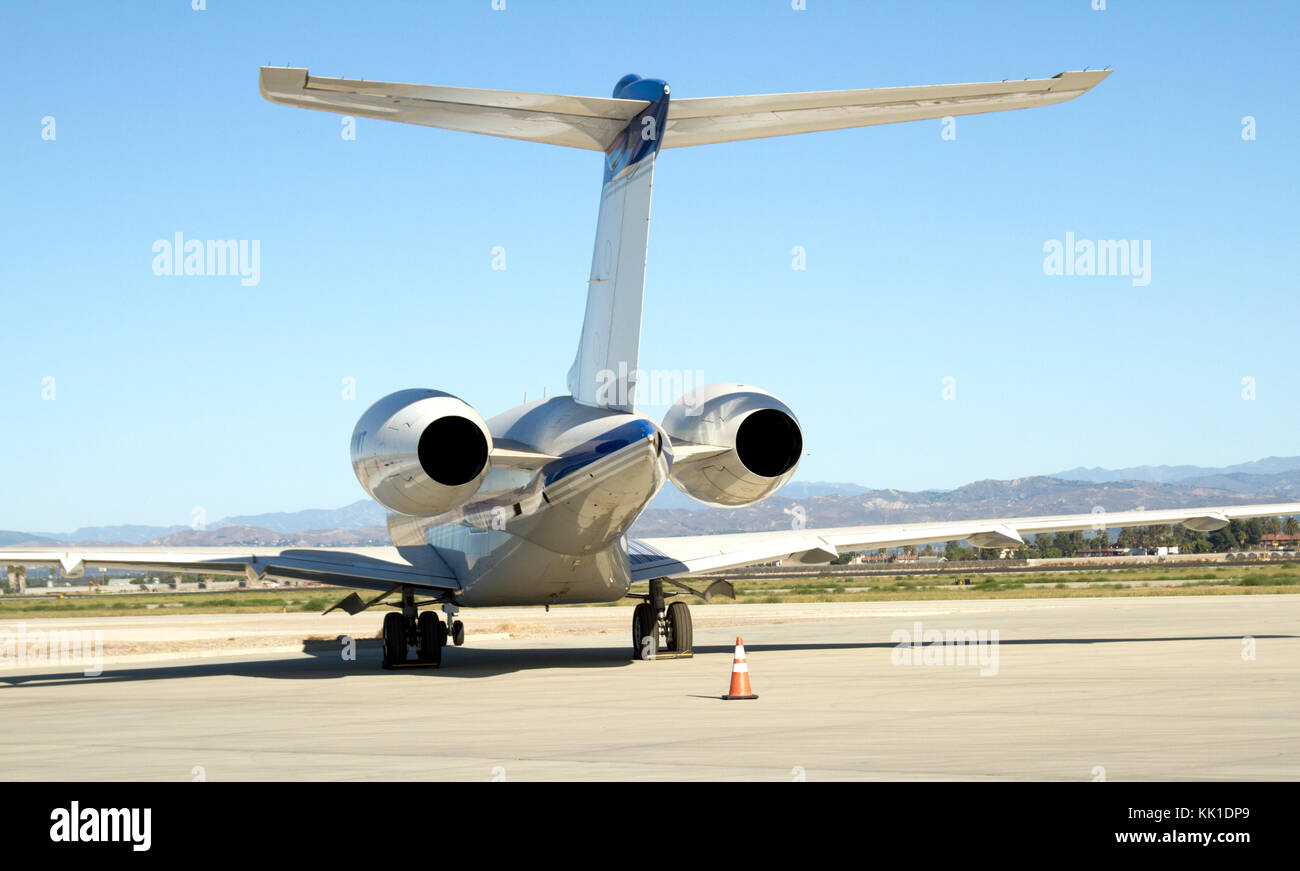 Vista trasera de un jet de negocios sentada sobre la pista Foto de stock