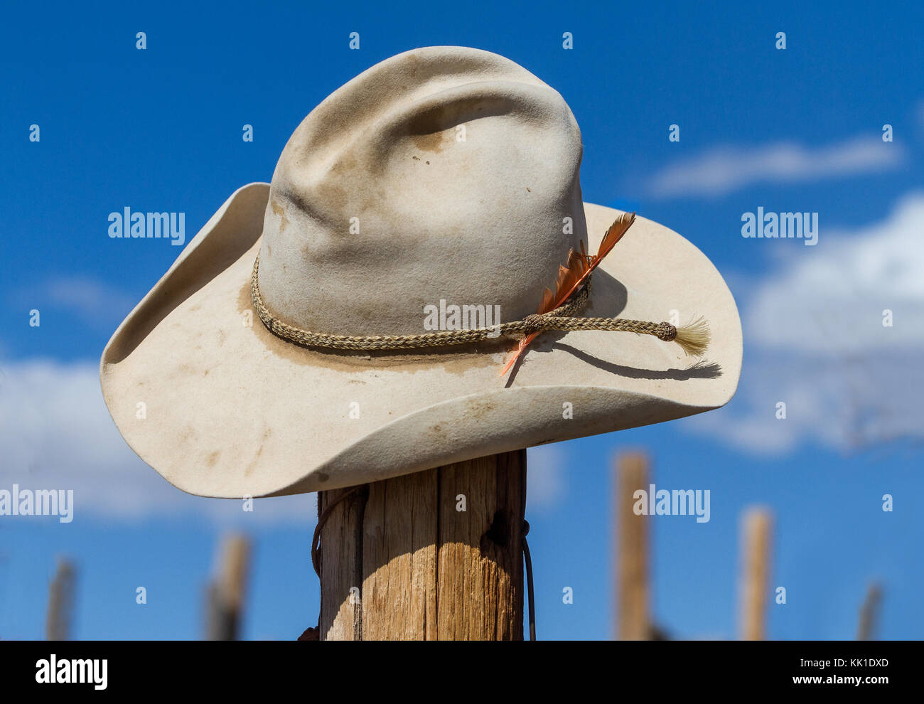 Una desgastada y bien gastado sombrero de cowboy se sitúa en la parte superior de un corral vallado en la esquina noroeste de Colorado. Foto de stock
