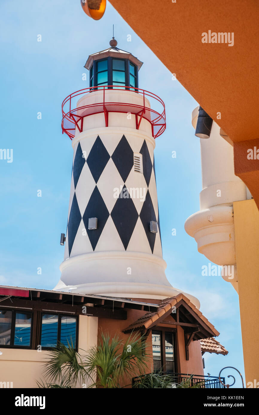 Harry T's restaurante en el paseo del puerto marina en Destin, Florida, EE.UU. dispone de un faro y es una popular atracción turística del lado de agua. Foto de stock