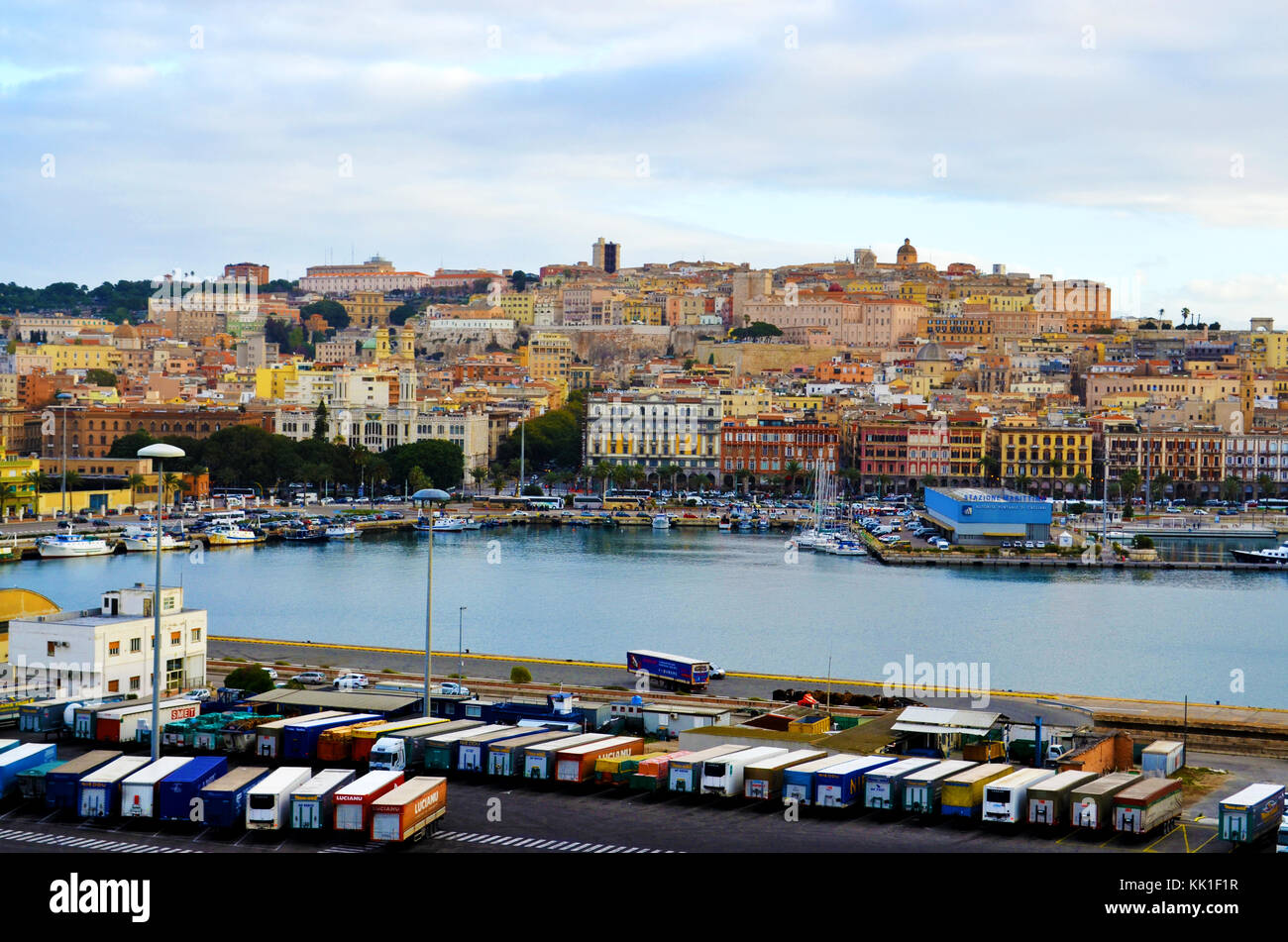 Puerto de Cruceros de cagliari en Italia Fotografía de stock - Alamy