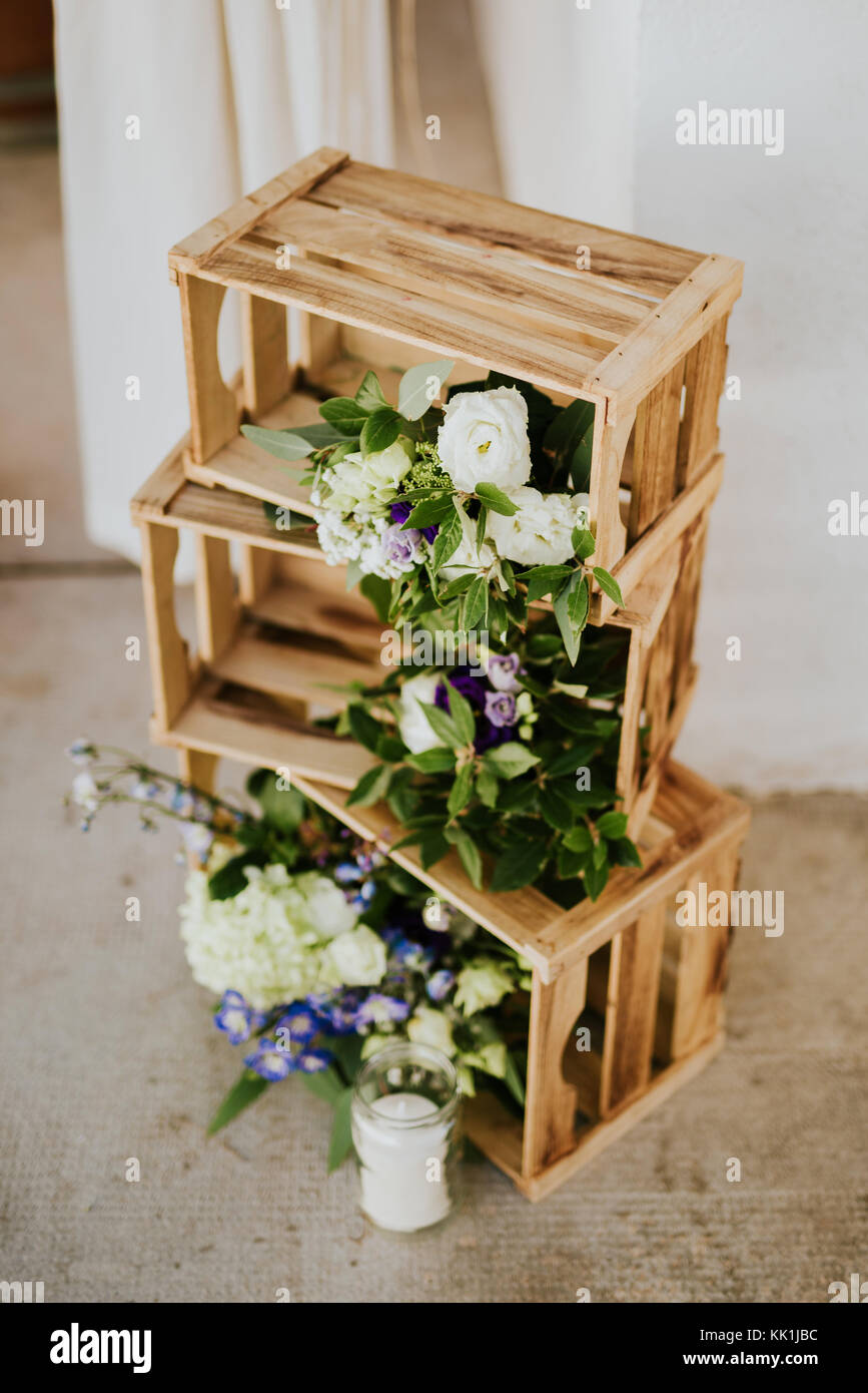 Cajones de madera con flores y velas, decoración de bodas Fotografía de  stock - Alamy