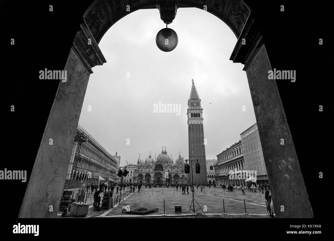 Venecia (Venezia), Italia, 18 de octubre de 2017 - Vista de la plaza de San Marcos, la Basílica de San Marco y la torre del campanario, Venecia, Italia Foto de stock