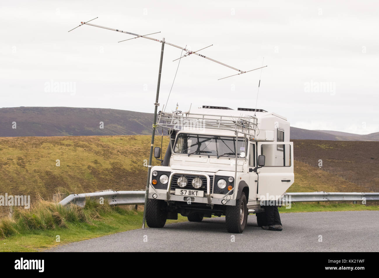 Entusiastas de la radio HAM en una ubicación remota, Islas Shetland, Escocia, Reino Unido Foto de stock