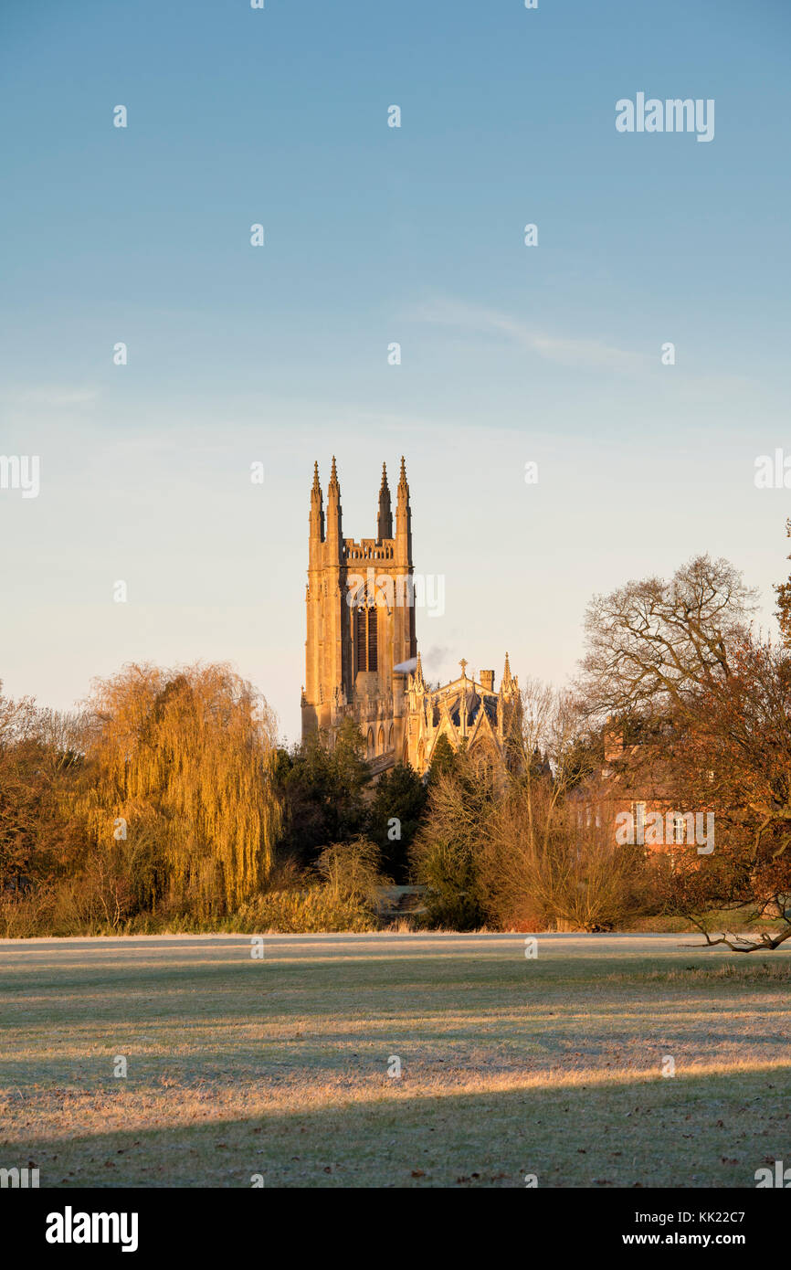 De San Pedro ad Vincula iglesia parroquial en una helada mañana de otoño al amanecer. Hampton Lucy, Warwickshire, Inglaterra Foto de stock