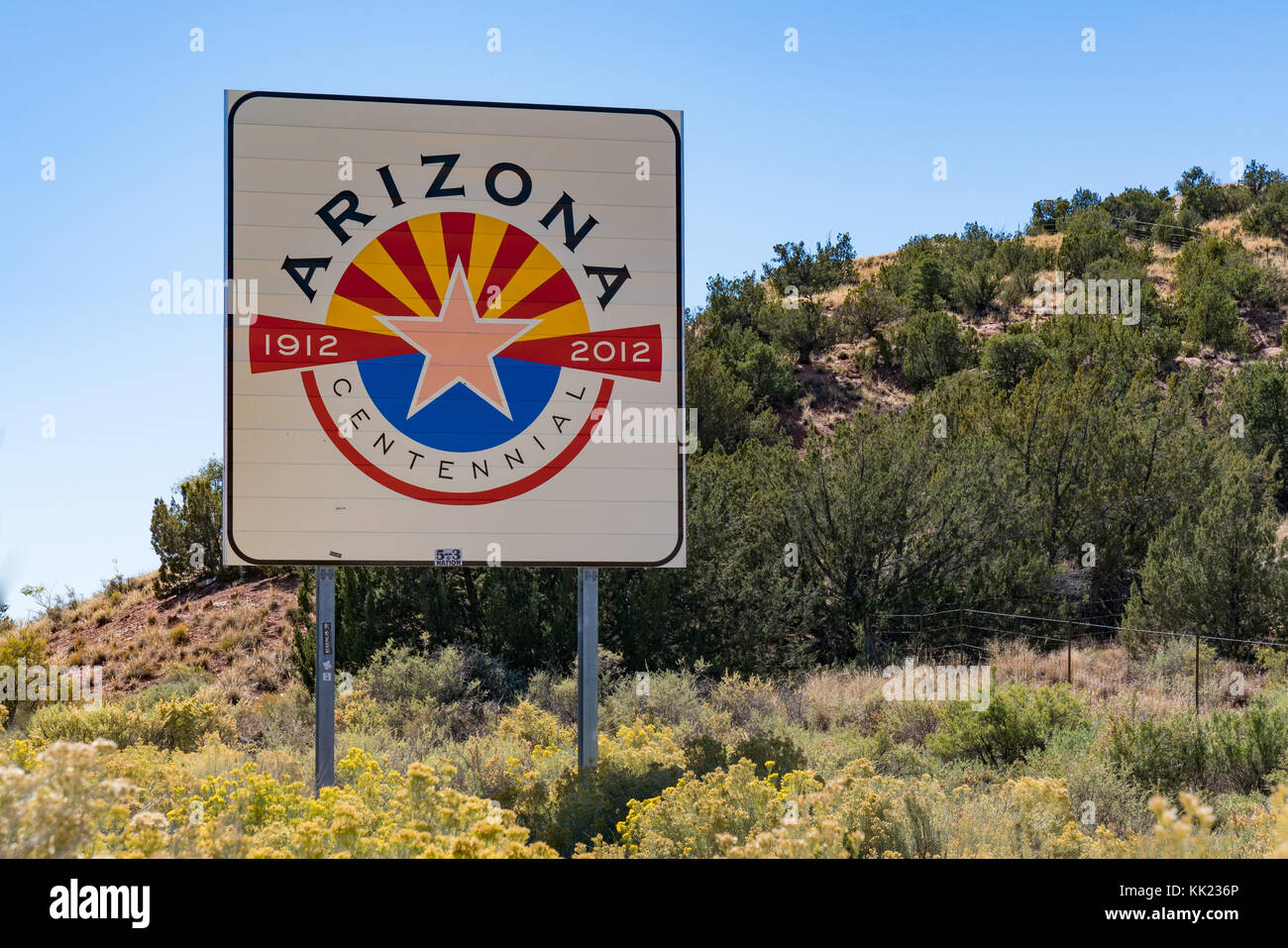 Arizona, EE.UU. - Octubre 13, 2017: cartel de bienvenida de Arizona en la frontera del estado junto a la autopista Foto de stock