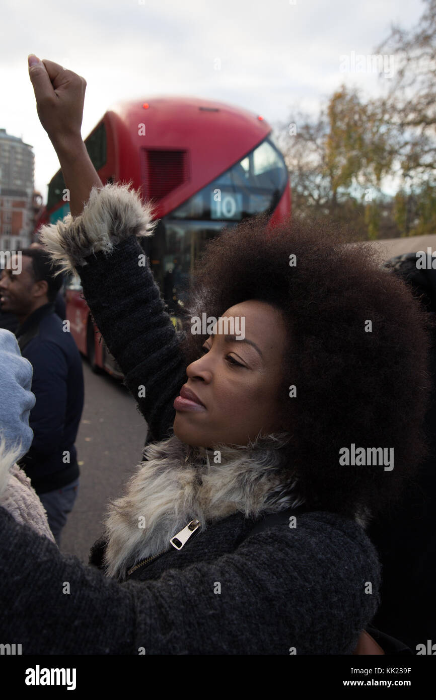 Londres, Reino Unido, 26 de noviembre de 2017, los manifestantes fuera de la Embajada libia en Londres los siguientes informes en la subasta de esclavos de migrantes en Libia. Foto de stock