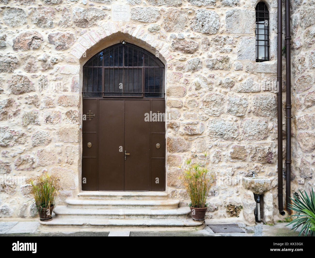 Fuera de la puerta de la iglesia vieja de Jerusalén Foto de stock