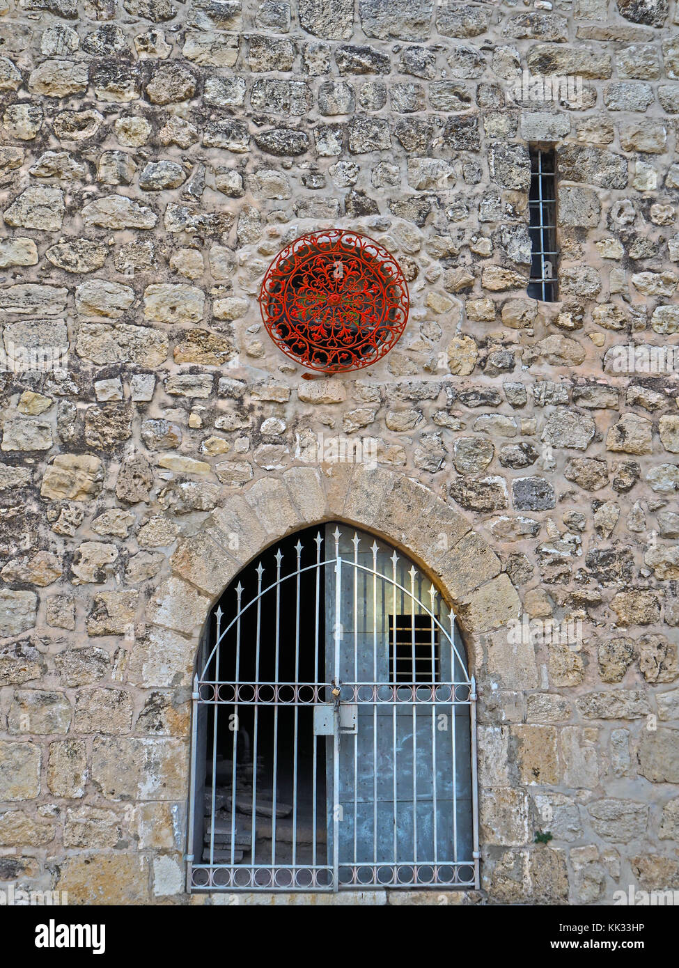 Puerta antigua en una iglesia en Jerusalén Foto de stock