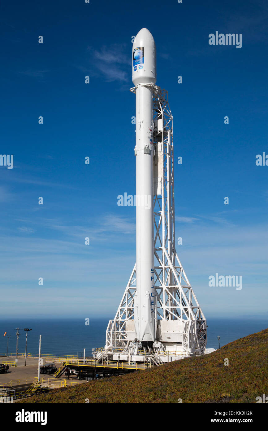Falcon 9 cohete es vertical en anticipo de Jason-3 lanzamiento Foto de stock