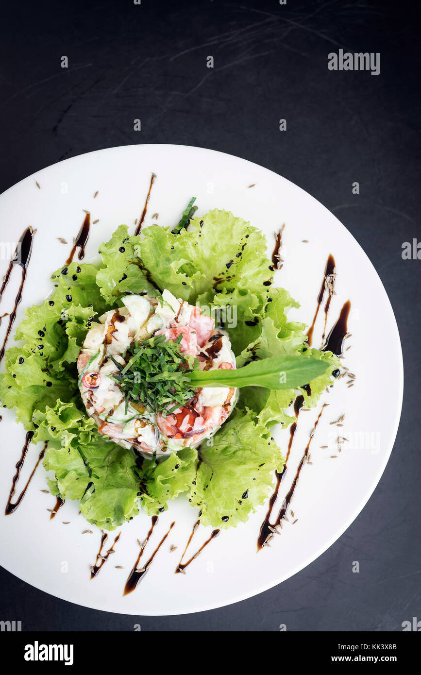 Fusión de cocina gourmet de mariscos con ensalada de apio y manzana sabrosa  mayonesa wasabi Fotografía de stock - Alamy