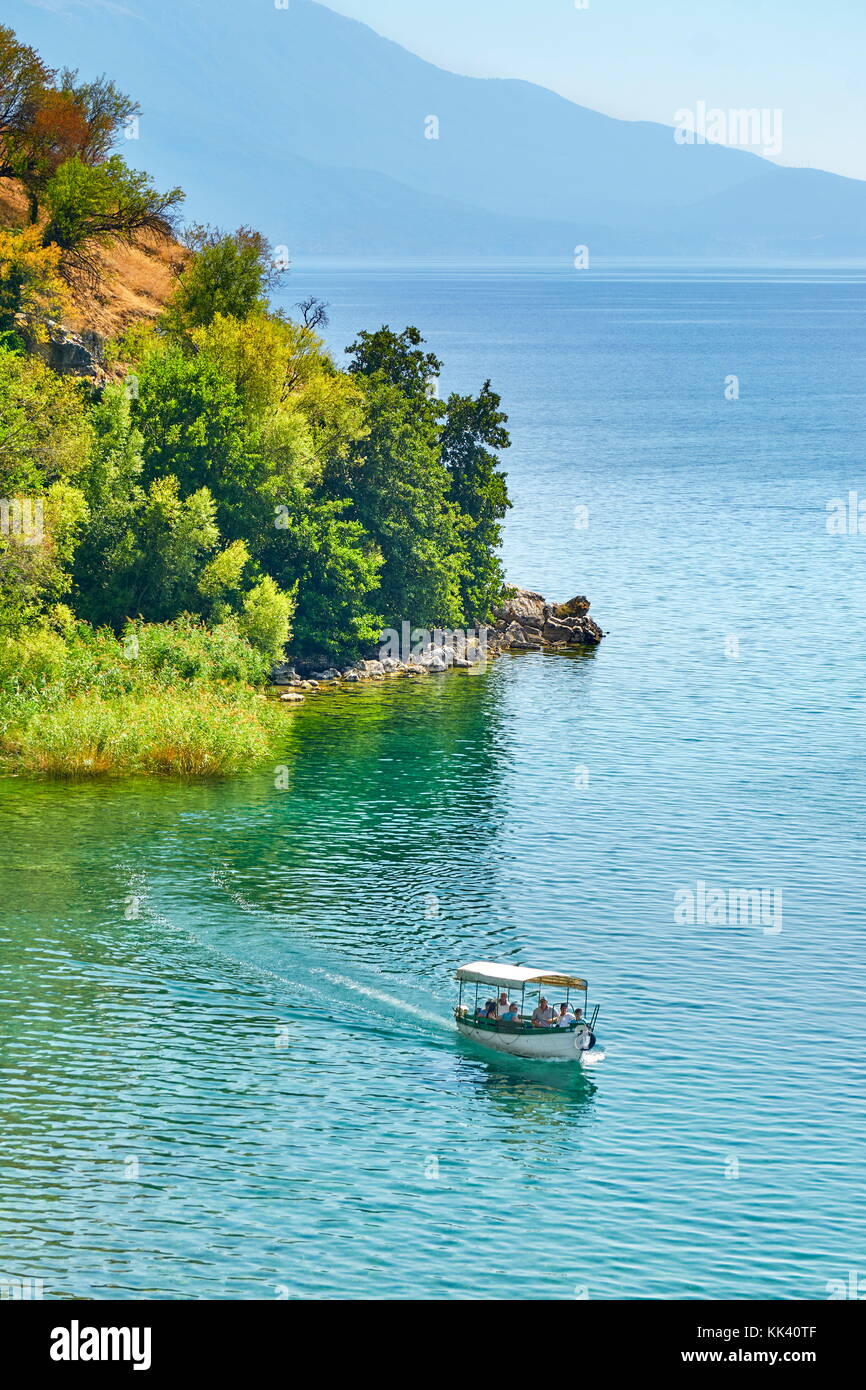 Barco turístico en el lago Ohrid, República de Macedonia, los Balcanes Foto de stock
