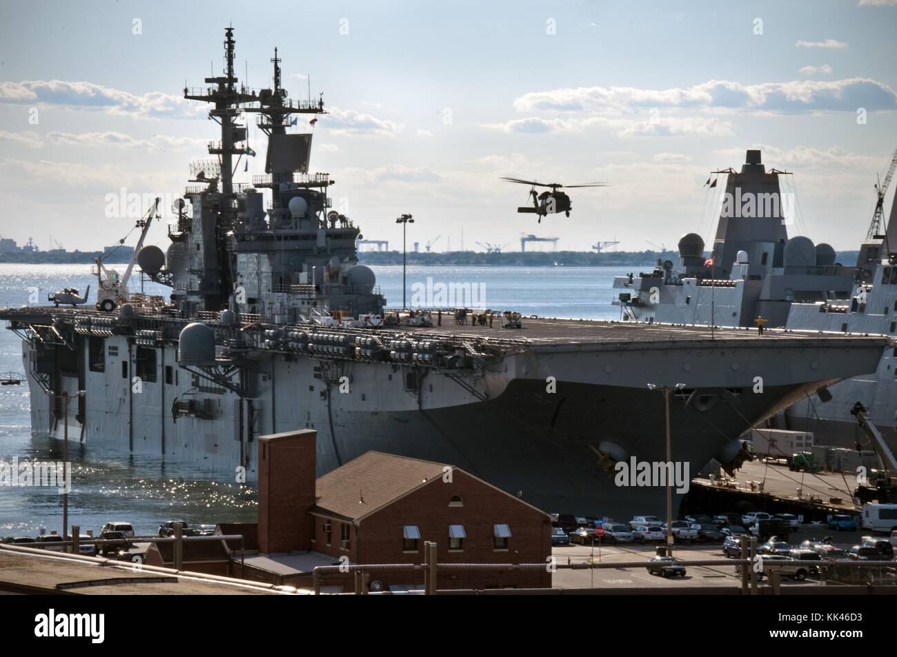 Un helicóptero MH-60S sea Hawk aterriza en la cubierta de vuelo del buque de asalto anfibio USS Kearsarge LHD 3 mientras realiza operaciones de vuelo en el puerto, Norfolk, Virginia, 2012. Imagen cortesía Especialista en Comunicación de masas de 3ª clase Corbin Shea/US Navy. Foto de stock