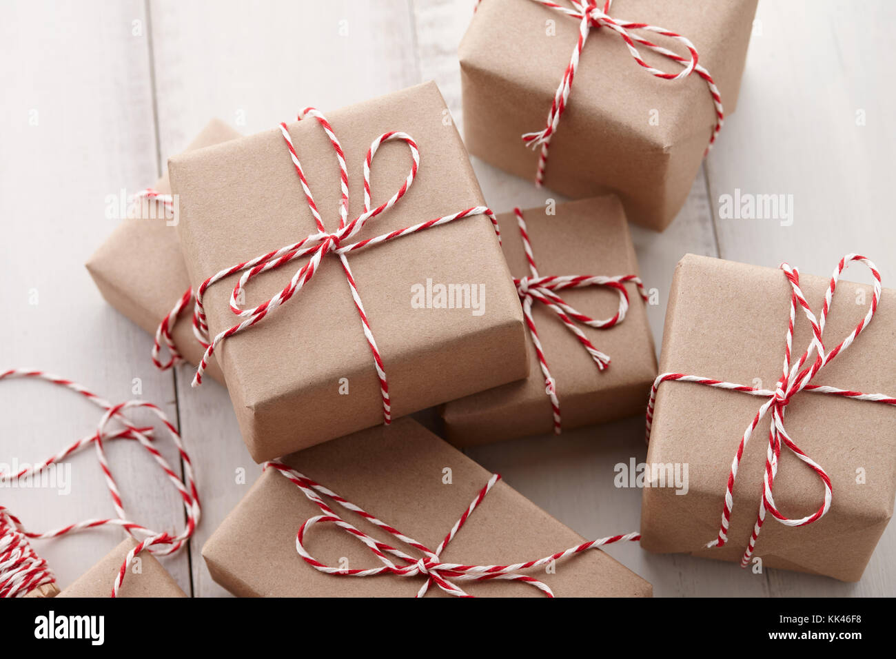 Regalo de navidad o presentar cuadros envueltos en papel kraft Fotografía  de stock - Alamy