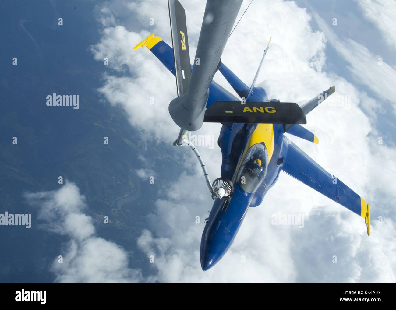 Un KC-135 de la fuerza aérea a partir de la 171ª ala de reabastecimiento aéreo de combustible F/A-18 Hornet volado por lt cj, sugarloaf, Carolina del Sur, 2012. Imagen cortesía de especialista en comunicación de masas de primera clase, Rachel mcmarr/us navy. Foto de stock