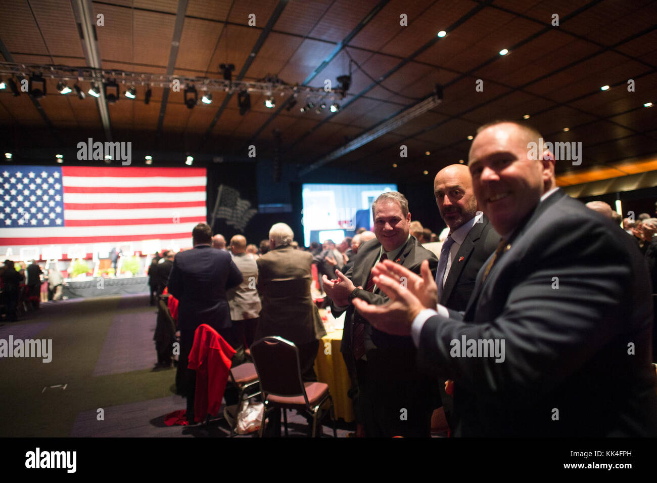 Un grupo de infantes de Marina aplaudir durante el semper Fidelis la sociedad de Boston del Cuerpo de Infantería de Marina de EE.UU. Almuerzo de cumpleaños en el Centro de convenciones y exhibiciones de Boston, Massachusetts, el 13 de noviembre, 2017. (DoD foto por el sargento del ejército de EE.UU. James K. McCann) Foto de stock
