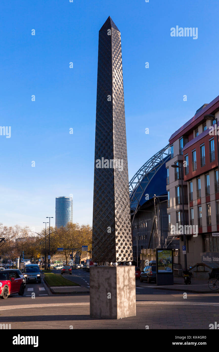 Alemania, Colonia, el 'Obelisco de Tutankhamon' de la artista americana Rita McBride en la plaza Breslauer. Deutschland, Koeln, der „Obelisco de Tut Foto de stock