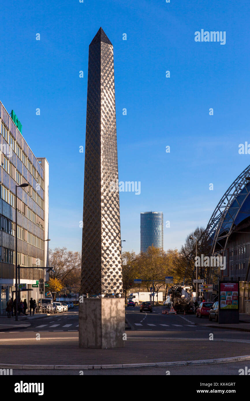 Alemania, Colonia, el 'Obelisco de Tutankhamon' de la artista americana Rita McBride en la plaza Breslauer. Deutschland, Koeln, der „Obelisco de Tut Foto de stock