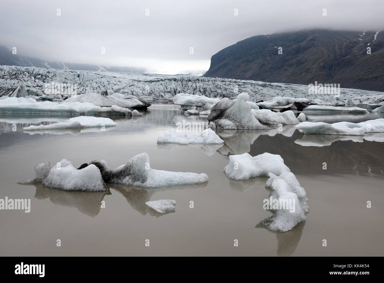 Icebergs en laguna glacial fjallsarlon Foto de stock