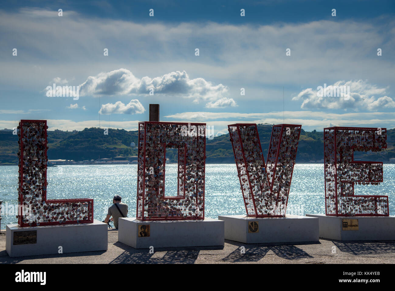 Bloquea colgar juntos como 'amor' a orillas del río Tajo en Lisboa en Portugal Foto de stock
