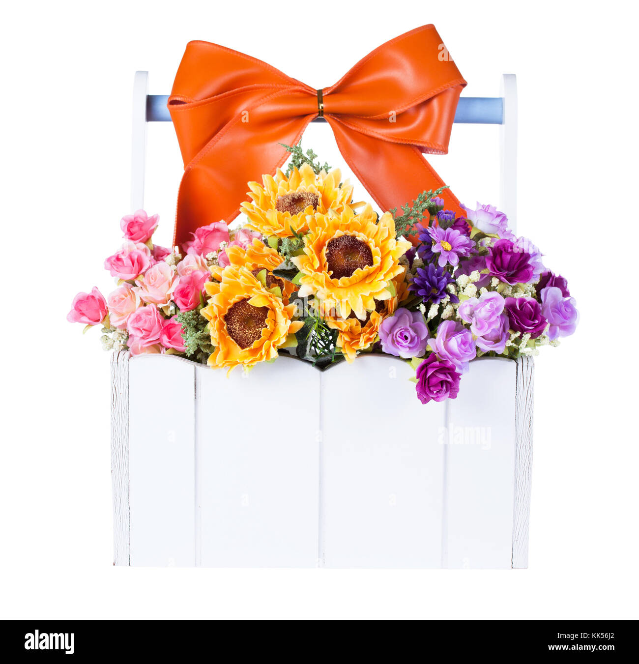 Composición floral con flor artificial en canasta blanca Fotografía de  stock - Alamy