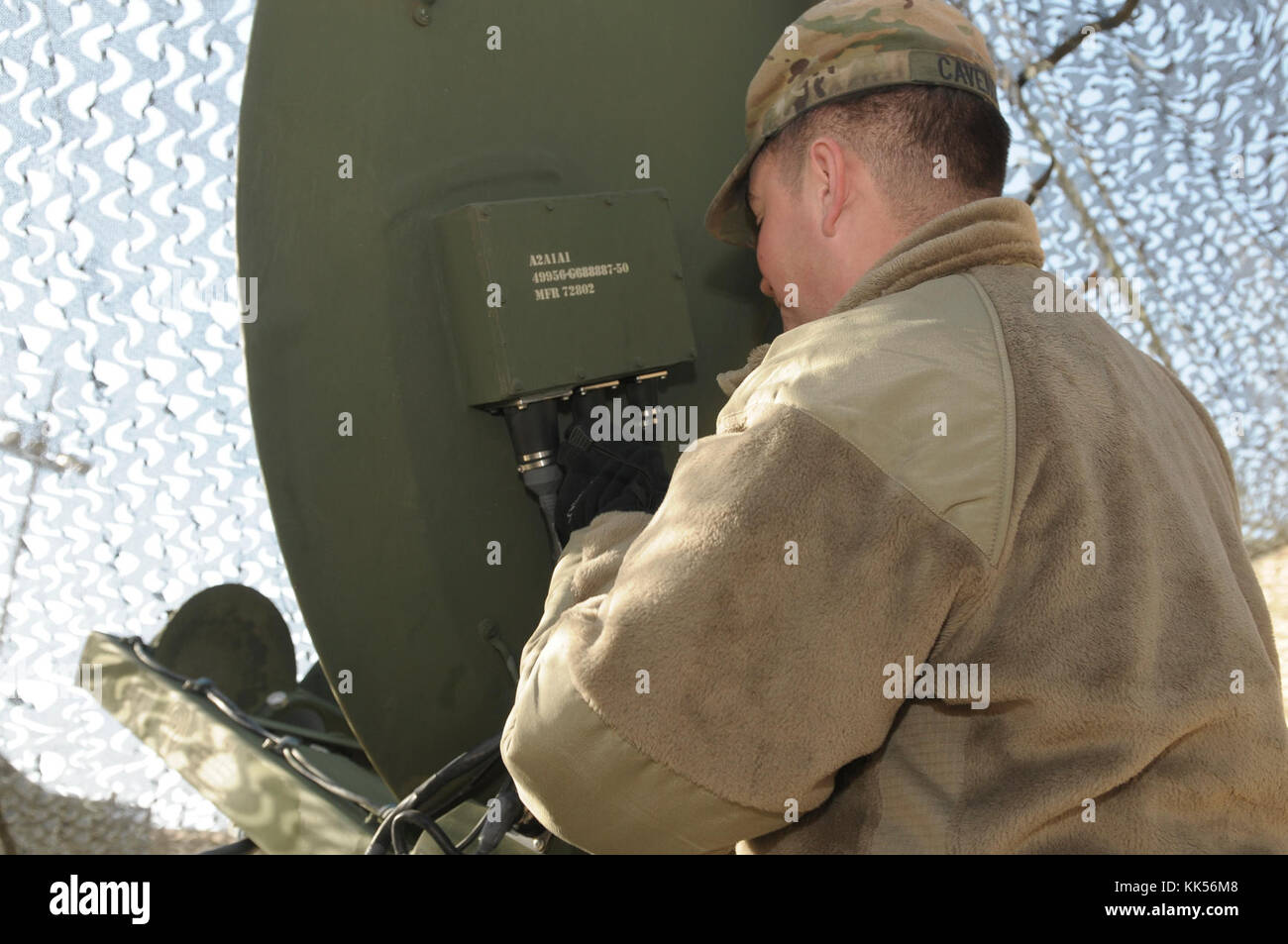 Pfc. Mateo Cavender, sistemas de transmisión multicanal operador mantenedor, de primer cuerpo de inteligencia de señales, la compañía logística garantiza un satélite tiene una clara conexión durante un ejercicio Warfighter WFX (18-2) en el campamento de Hovey, Corea del Sur el 11 de noviembre, 2017. La infraestructura del sistema de comunicación es la columna vertebral de toda comunicación durante el entrenamiento y las operaciones del mundo real. Foto de stock