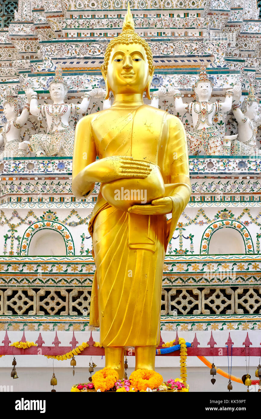 Restaurada estatua de Buda en Wat Arun en Bangkok, Tailandia Foto de stock