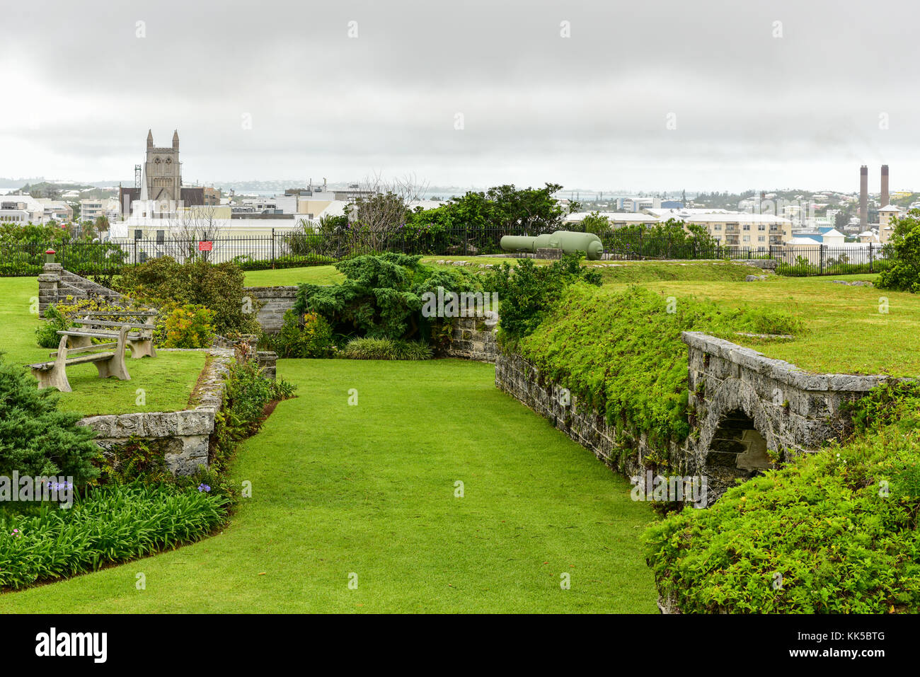 Fort Hamilton es un pintoresco lugar con vistas a los exuberantes jardines y el puerto fue construido en 1870 para proteger el puerto Hamilton y forman una línea Foto de stock