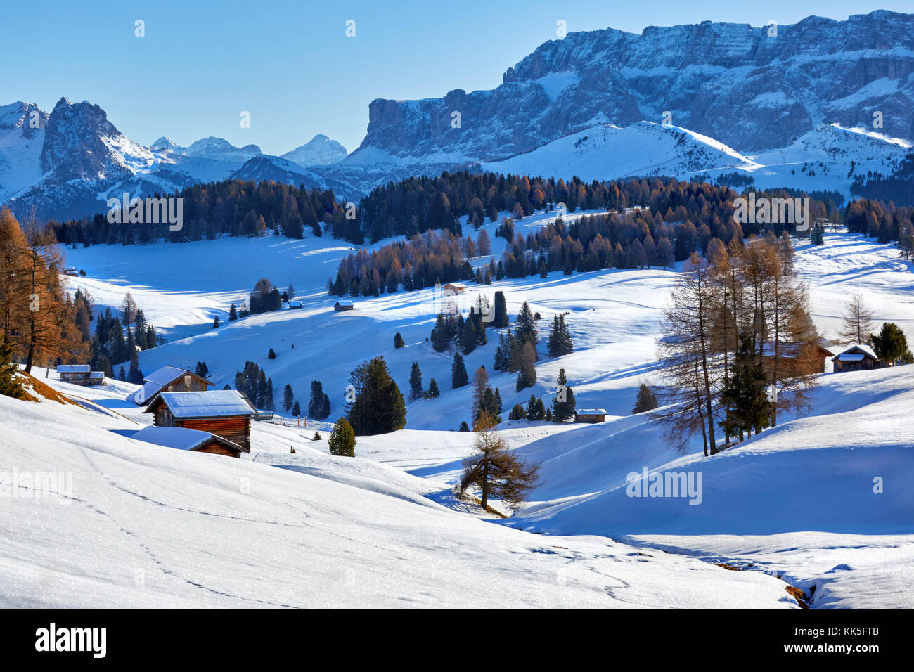 Amanecer en invierno Alpe di Siusi Dolomitas, Italia Foto de stock