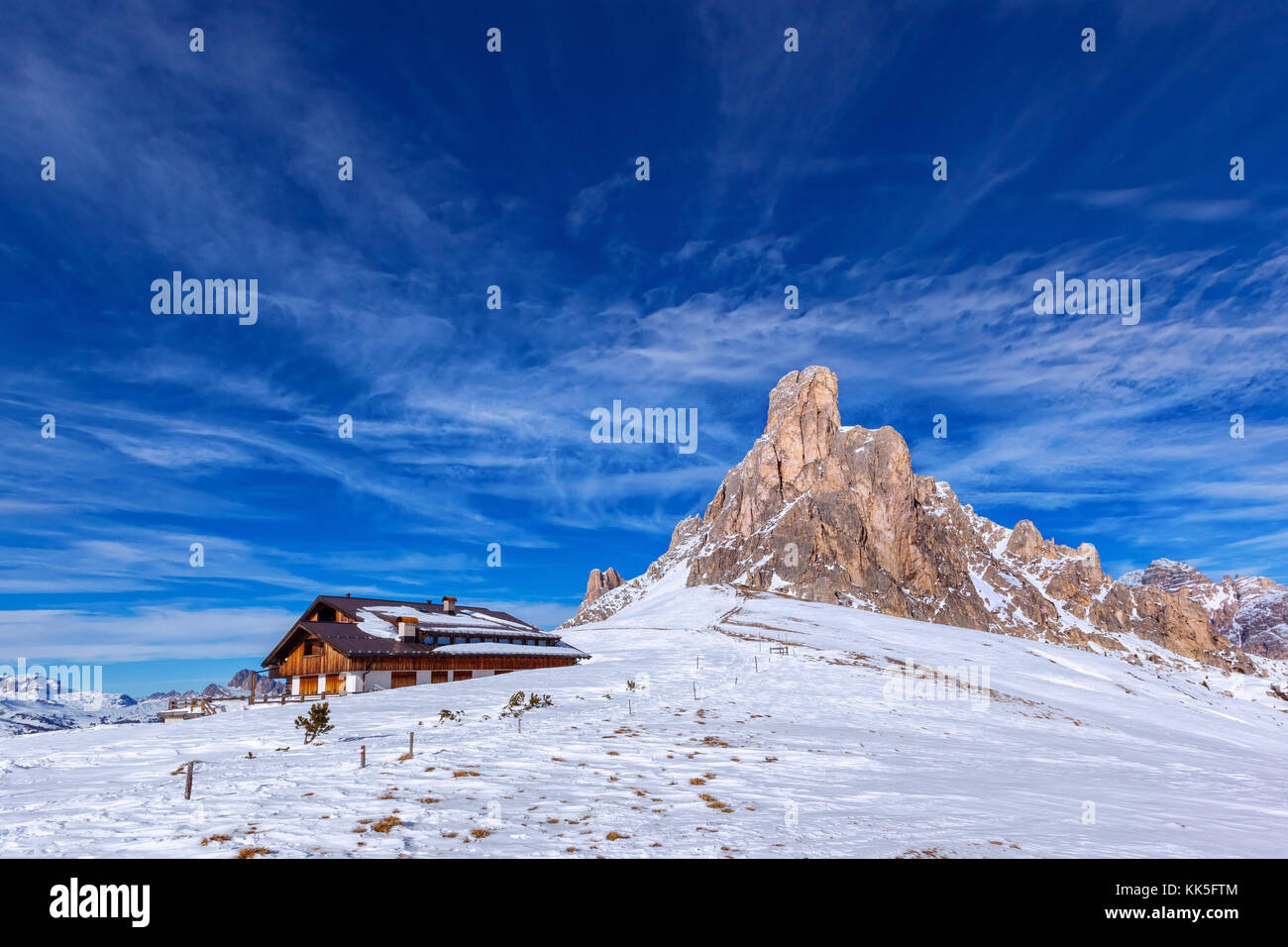 Paisaje de nieve de Passo Giau, Dolomitas, Italia Foto de stock
