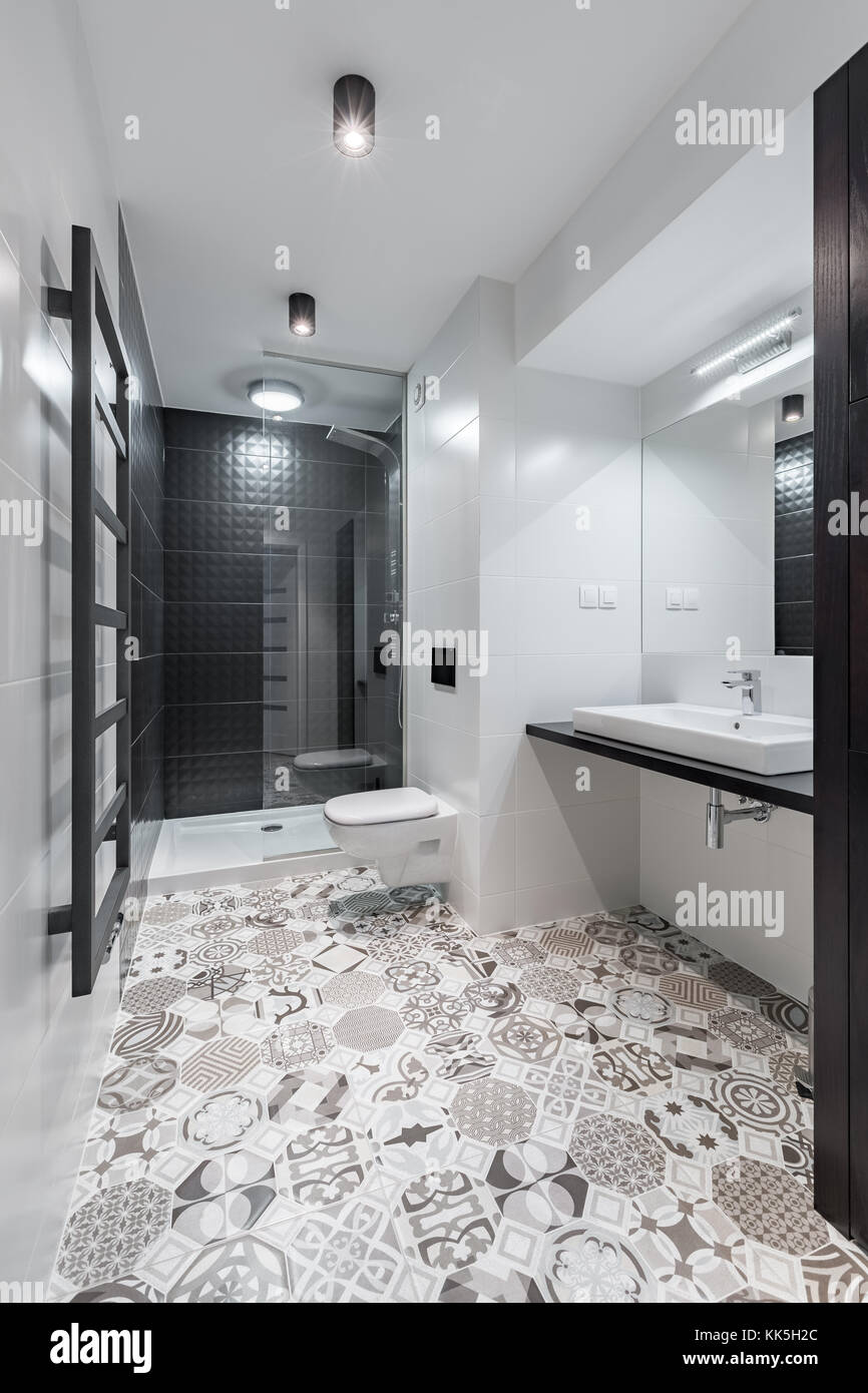 Baño blanco y negro con ducha y de baldosas un diseño precioso Fotografía stock - Alamy