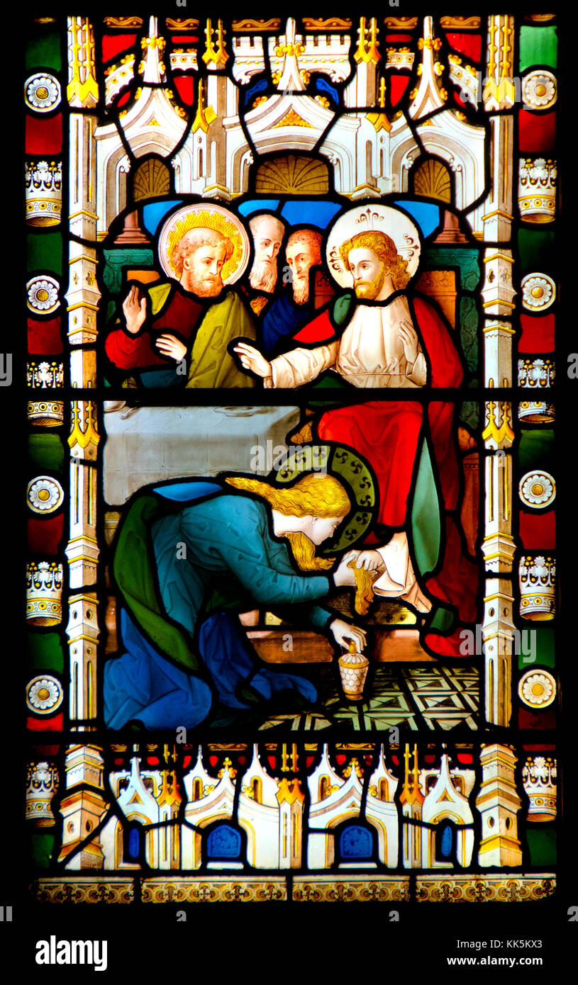 Faversham, Kent, Inglaterra. Santa María de la Caridad de la iglesia parroquial. Vidriera: María Magdalena lavando los pies de Jesús Foto de stock