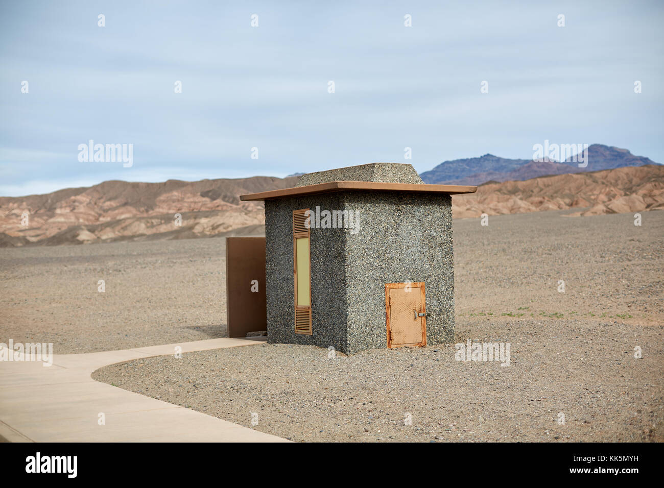 Pequeño bloque de ablución en el Parque Nacional Valle de la muerte en la frontera de Nevada y California, en un paisaje árido seco caliente desprovisto de vegetación Foto de stock