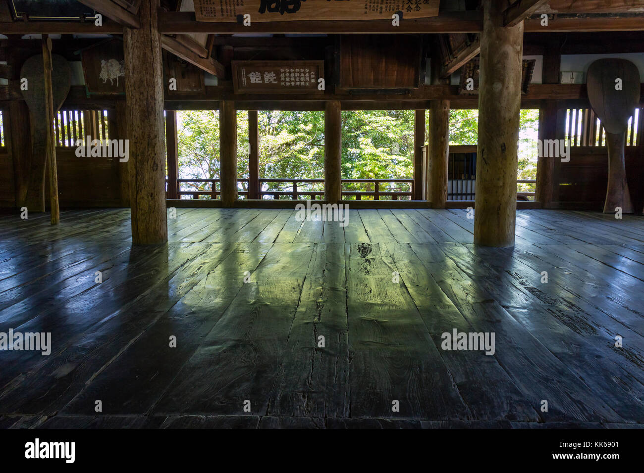 Miyajima, Japón - Mayo 26, 2017: el interior de la madera sin pintar toyokuni Shrine, el salón de los mil tatamis Foto de stock
