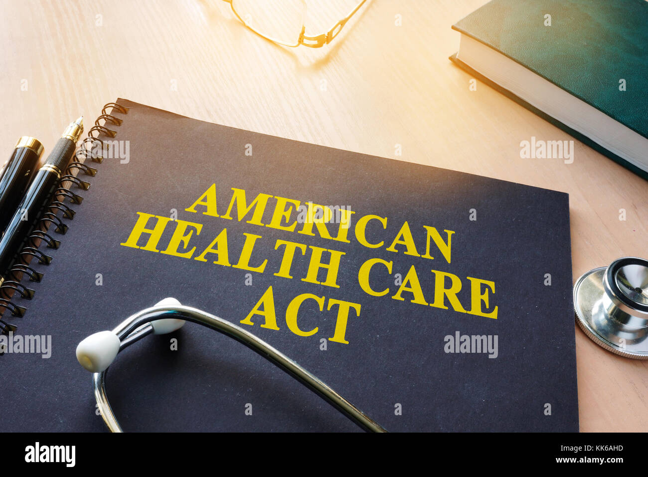 Libro con título Ley de salud americano y el estetoscopio. Foto de stock