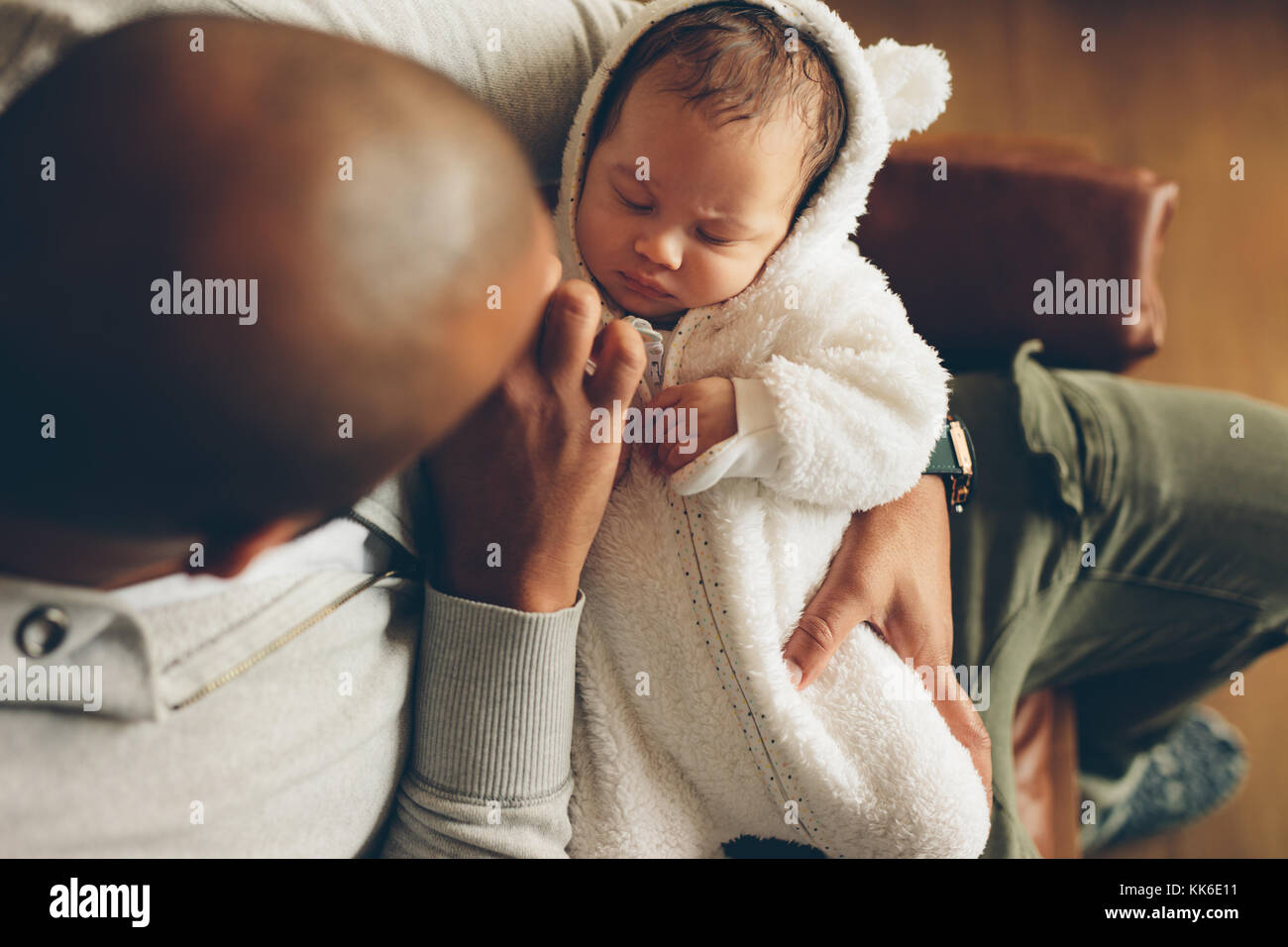 Nino Durmiendo En Brazos Del Padre Fotos E Imagenes De Stock Alamy