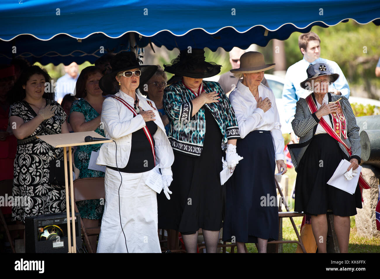 Los miembros de la compañía de las hijas de la confederación llevar una prenda en magnolia cementerio para marcar Confederate Memorial Day en mayo 10, 2011 en Charleston, Carolina del Sur. Carolina del Sur es uno de los tres estados que marca el día como un día festivo. Foto de stock