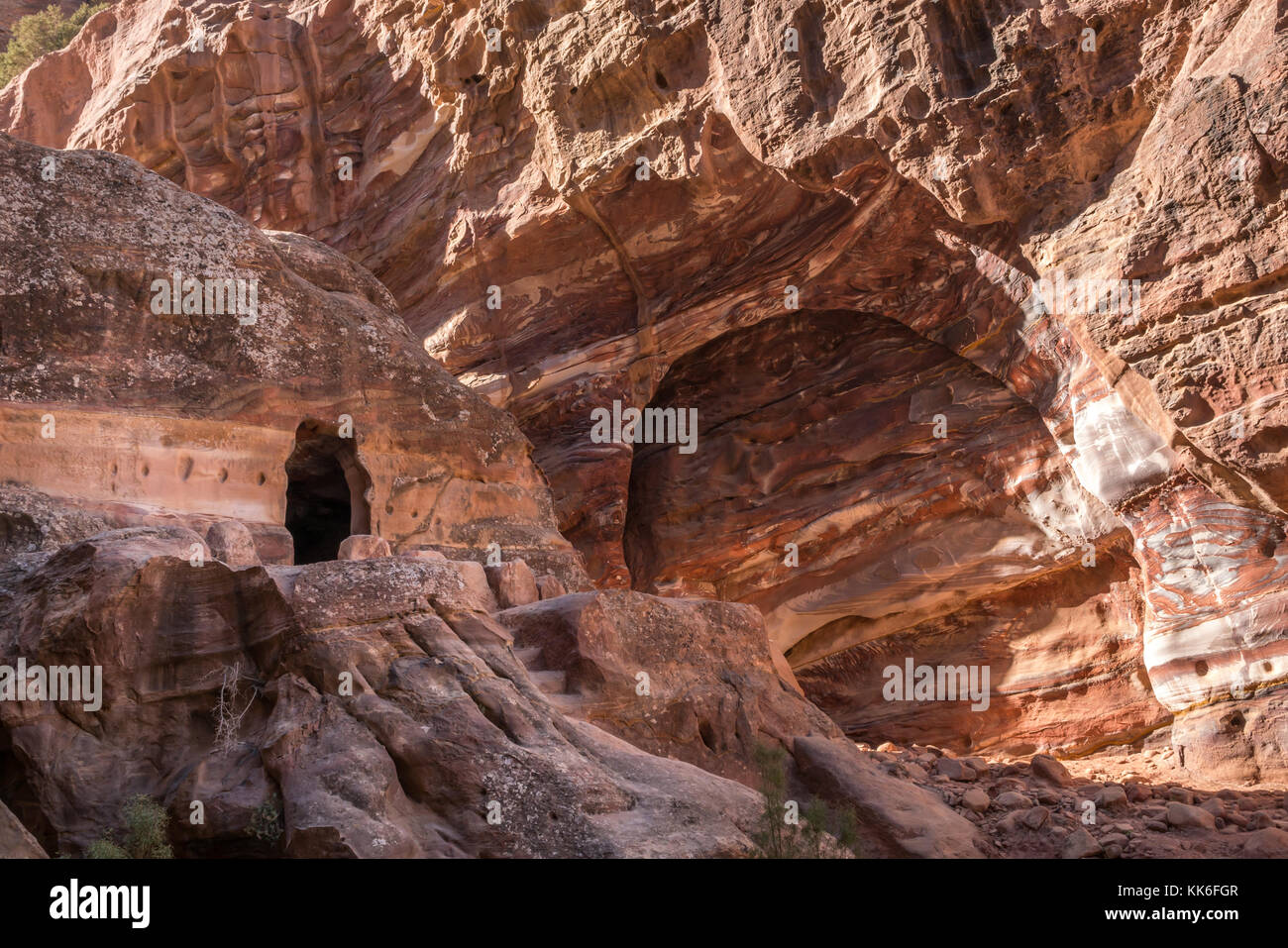 Pequeña tumba al final de un valle lateral en la ruta desde el alto lugar de sacrificios a Wadi Farasa, Petra, Jordania, Oriente Medio Foto de stock