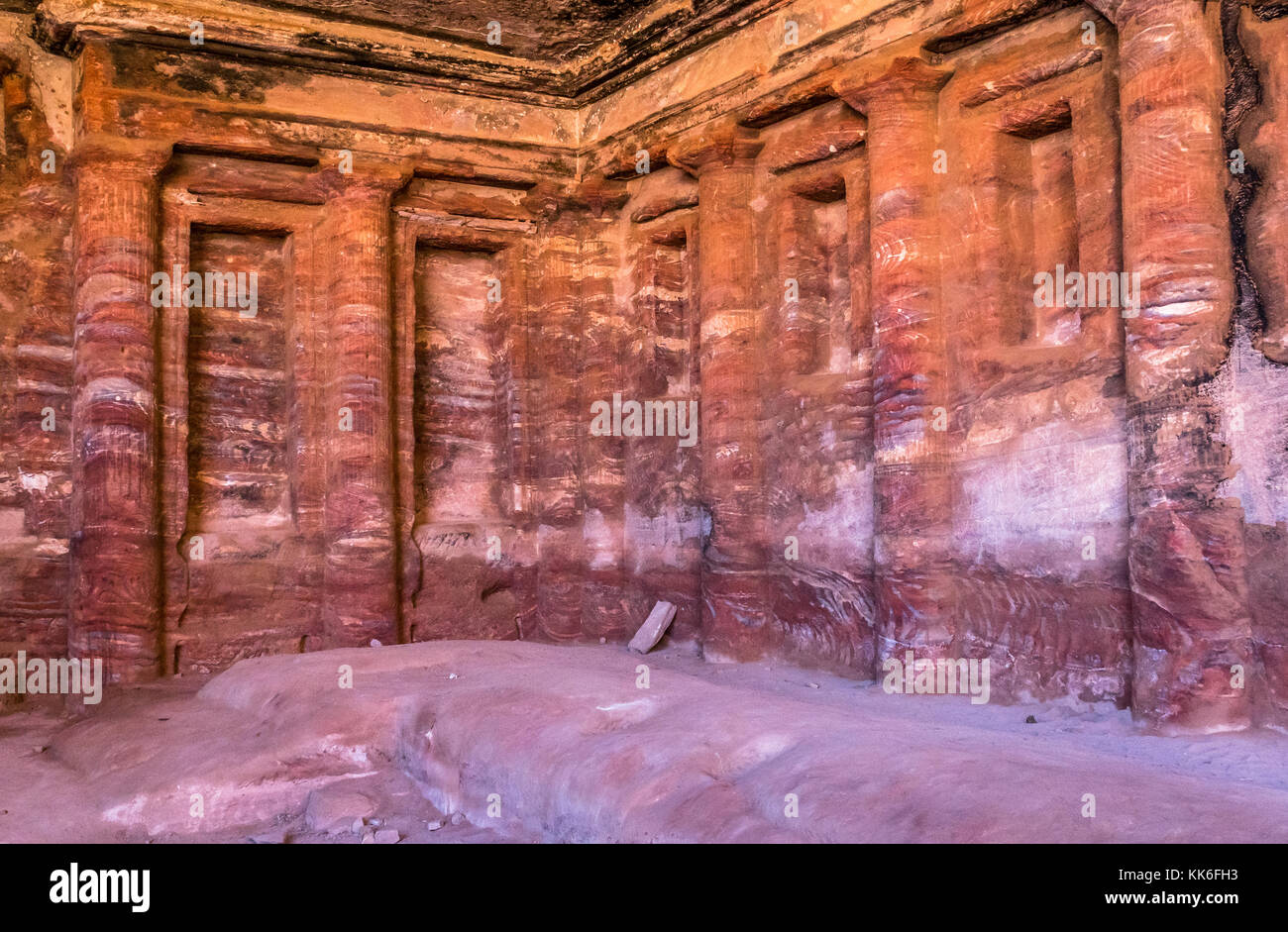 Vista interior de la piedra arenisca rosa y rojo ondulado patrones y columnas dentro del jardín triclinium o salón de banquetes, Petra, Jordania, Oriente Medio Foto de stock