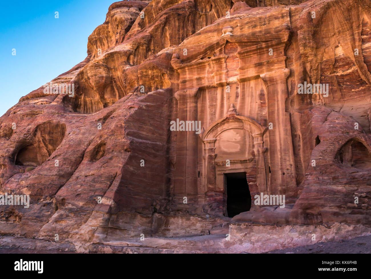 Nabataean tumba tallada en la piedra arenisca roja acantilado en Wadi Farasa, Petra, Jordania, Oriente Medio, en ruta a pie desde el alto lugar de sacrificios Foto de stock