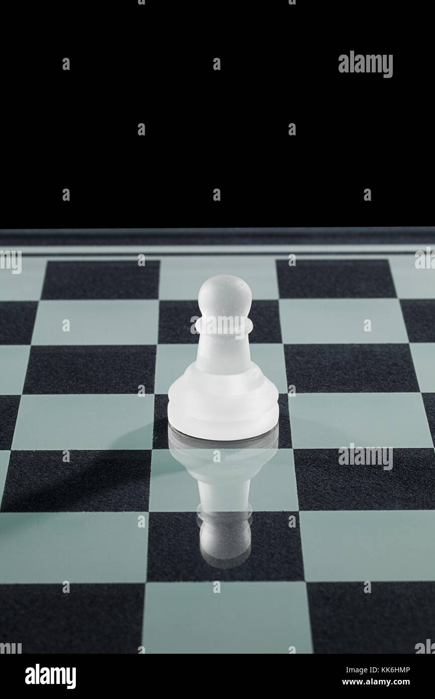 Tablero de ajedrez azul y negro fotografías e imágenes de alta