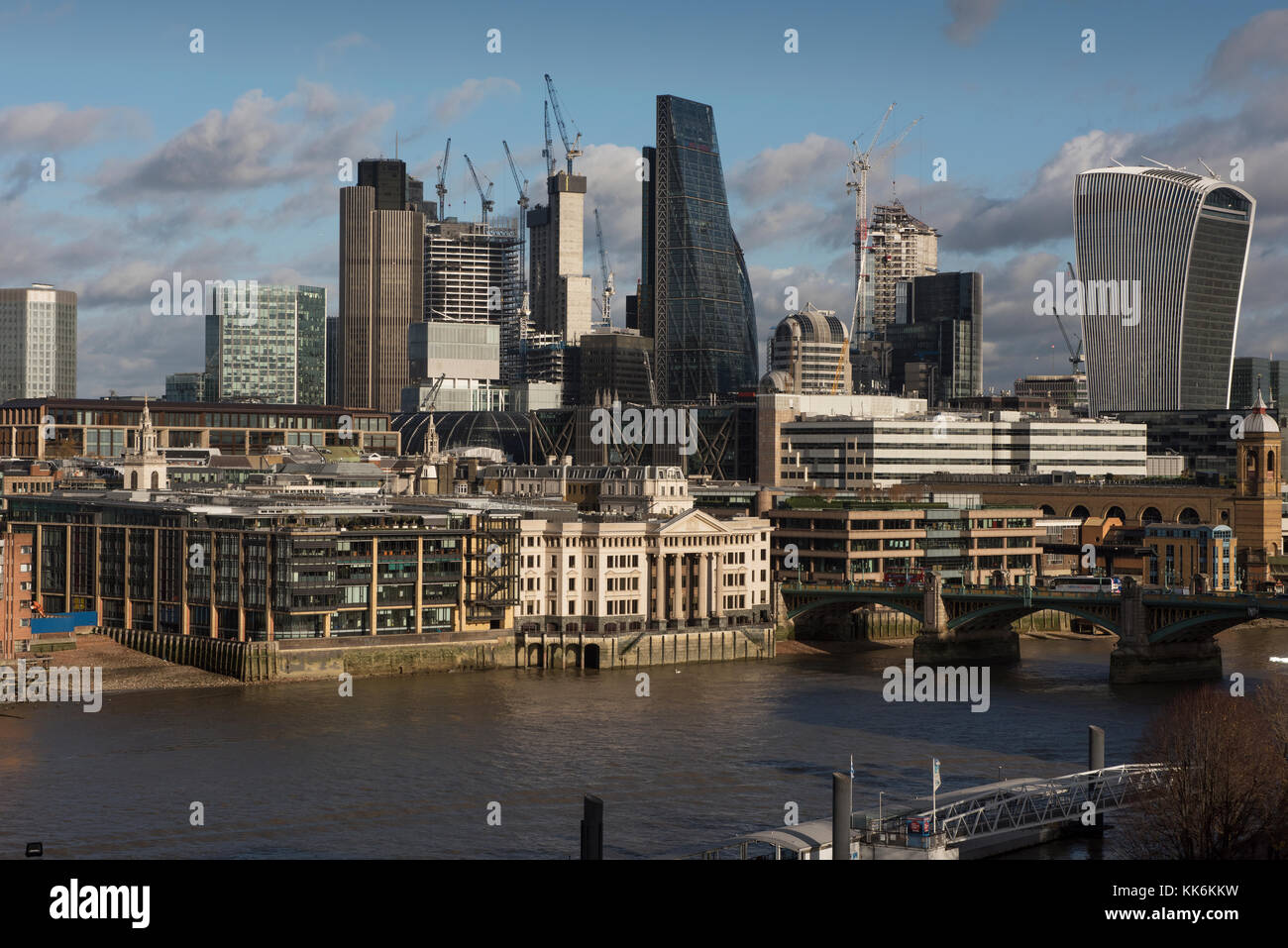 Panorama de Londres mostrando la Catedral de St Paul y la City de Londres. 26 de noviembre de 2017 L-R: El Heron City,Punto,Torre,La Calle Leadenhall 42,122 Chee Foto de stock