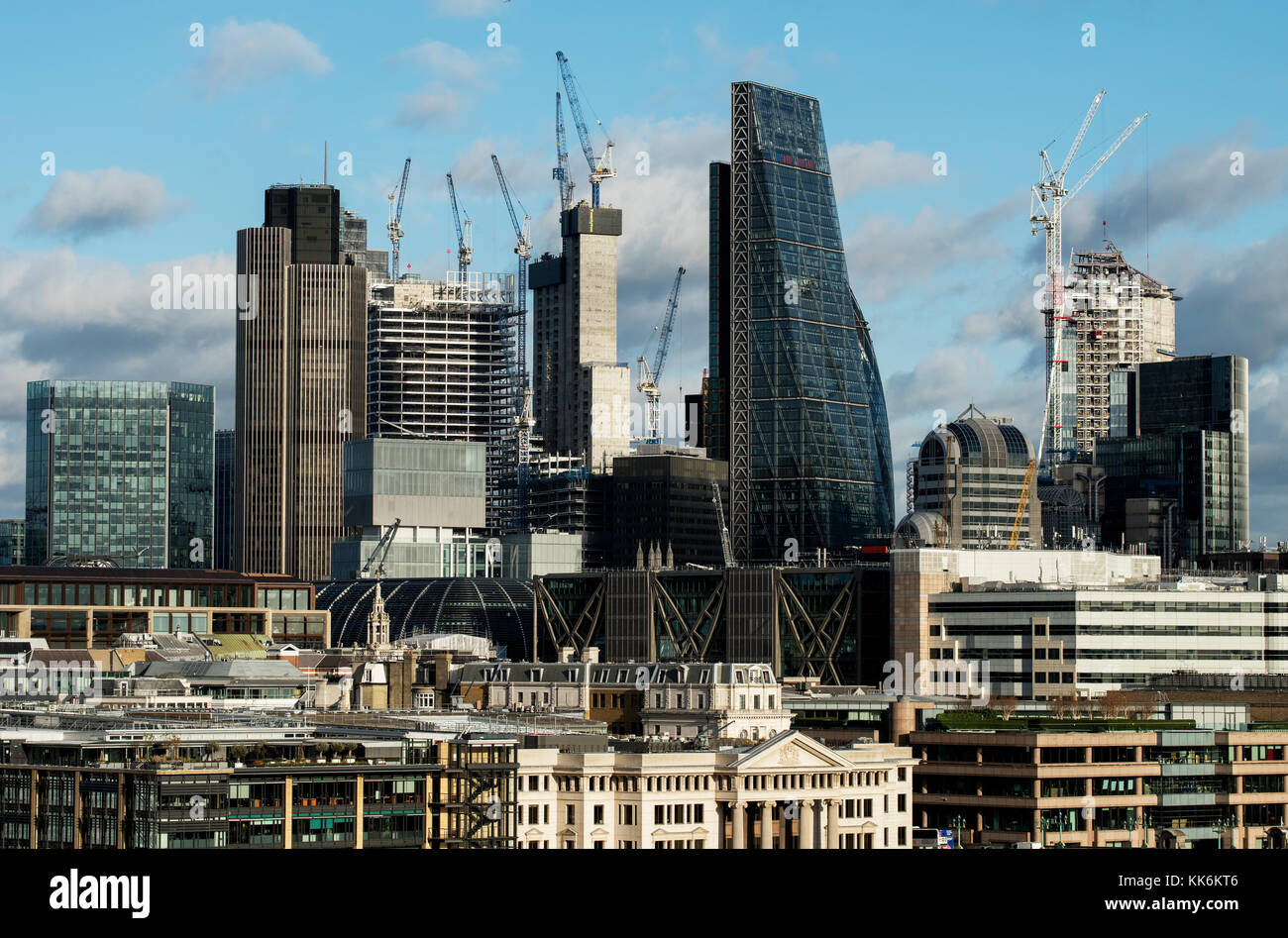 Panorama de Londres mostrando la Catedral de St Paul y la City de Londres. 26 de noviembre de 2017 L-R: El Heron City,Punto,Torre,La Calle Leadenhall 42,122 Chee Foto de stock