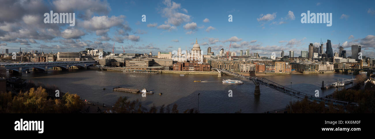 Panorama de Londres mostrando la Catedral de St Paul y la City de Londres. 26 de noviembre de 2017 L-R: Unilever House,el puente de Blackfriars,St Bride's Church,Viejo fianza Foto de stock