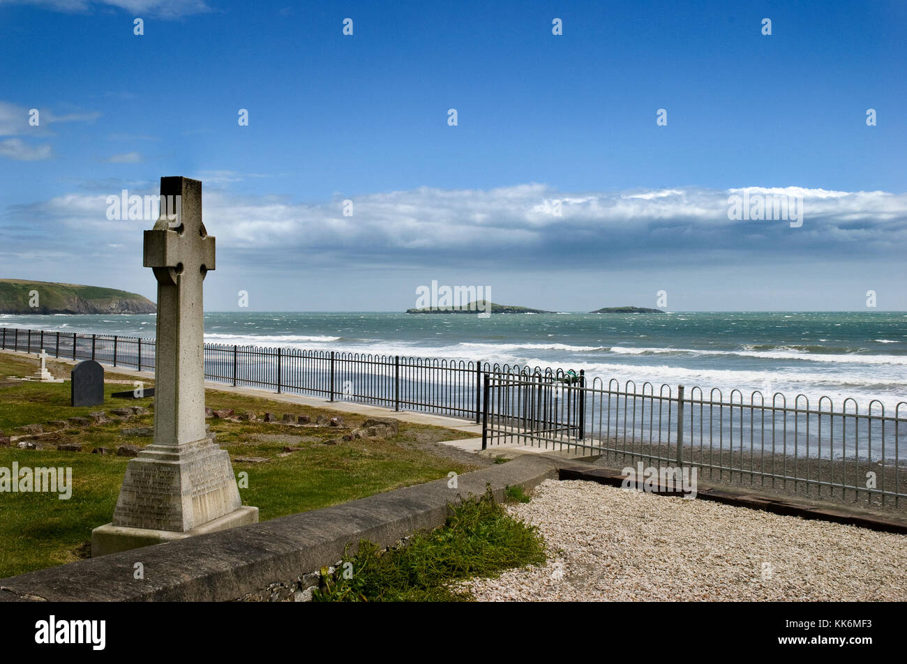 Vista desde el cementerio de la iglesia de San hywyn , aberdaron, Península de llyn, Gwynedd, al norte de Gales, Reino Unido Foto de stock